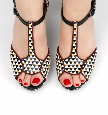 KI-EDUNI BLACK & WHITE CHiE MIHARA sandalias