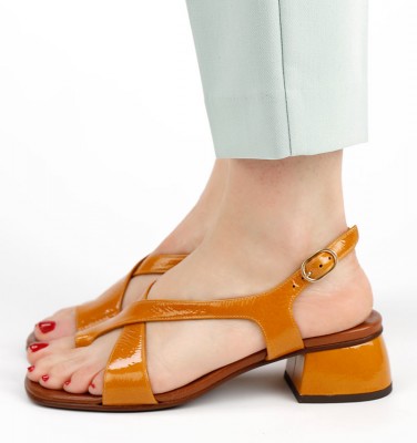 QUARTER OCHER CHiE MIHARA sandalias