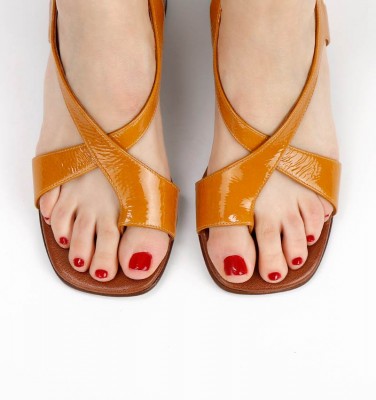 QUARTER OCHER CHiE MIHARA sandals