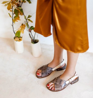WA-WAN BROWN CHiE MIHARA sandals