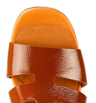 LURATA BROWN CHiE MIHARA sandals