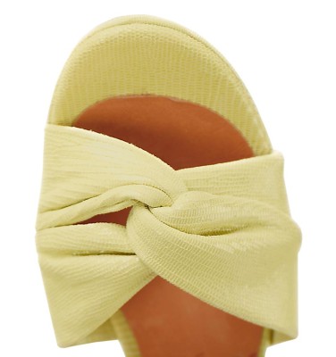 CONTOUR YELLOW CHiE MIHARA sandalias