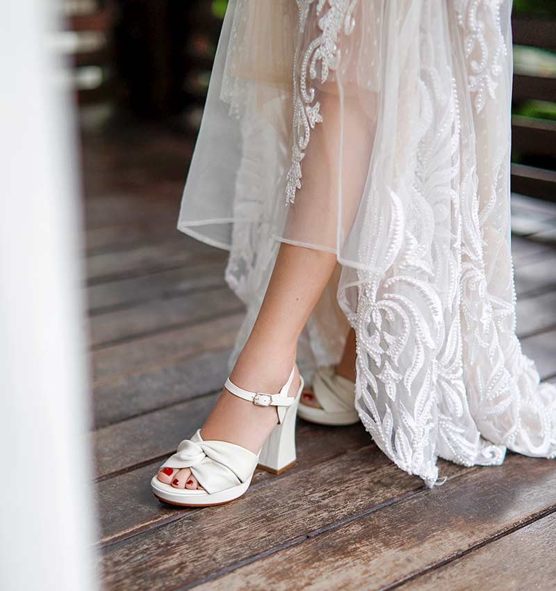 BRI-CONTOUR OFF-WHITE CHiE MIHARA sandals