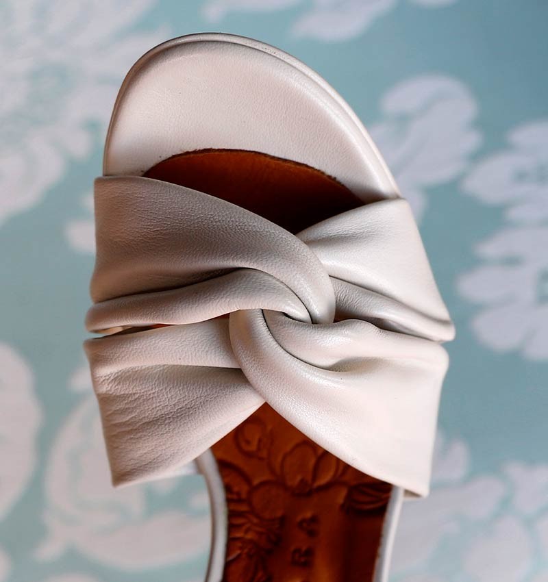 BRI-CONTOUR OFF-WHITE CHiE MIHARA sandals