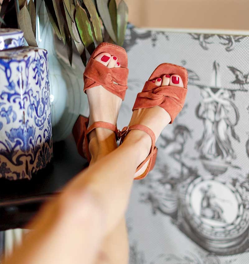 GELIA BROWN CHiE MIHARA sandals