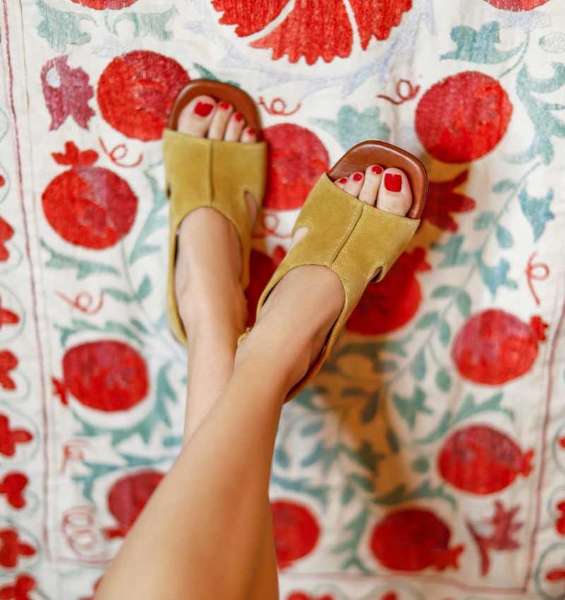 QUIANA OCHRE CHiE MIHARA sandals