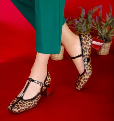 VOGUI BEIGE CHiE MIHARA zapatos