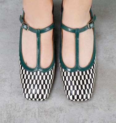 VRAPE BLACK AND WHITE CHiE MIHARA sandals