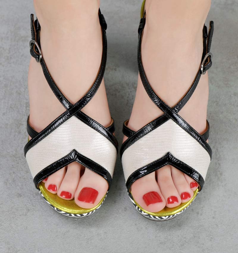 KAT BLACK & WHITE CHiE MIHARA sandals