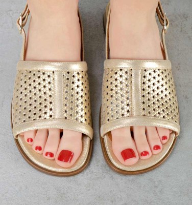 WAKIRA GOLD CHiE MIHARA sandales