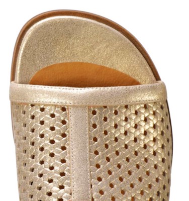 WAKIRA GOLD CHiE MIHARA sandales