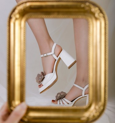 BRI-NASSUN OFF-WHITE CHiE MIHARA Chie Mihara|Tienda Oficial | Colección Primavera-Verano ’25