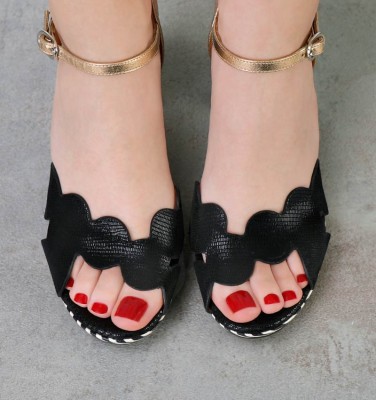 KELIS BLACK & WHITE CHiE MIHARA sandals