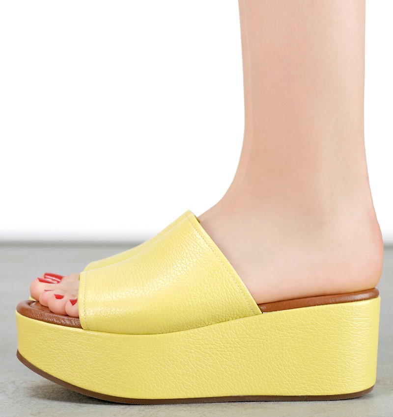 DUCI YELLOW CHiE MIHARA sandales