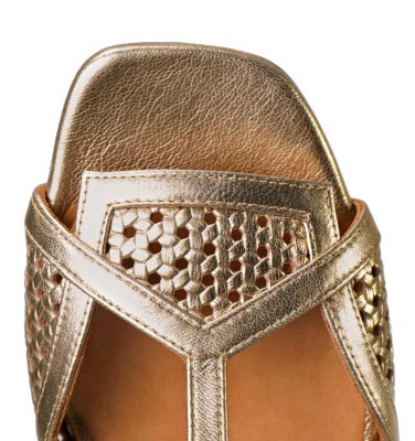 TENCHA GOLD CHiE MIHARA sandals