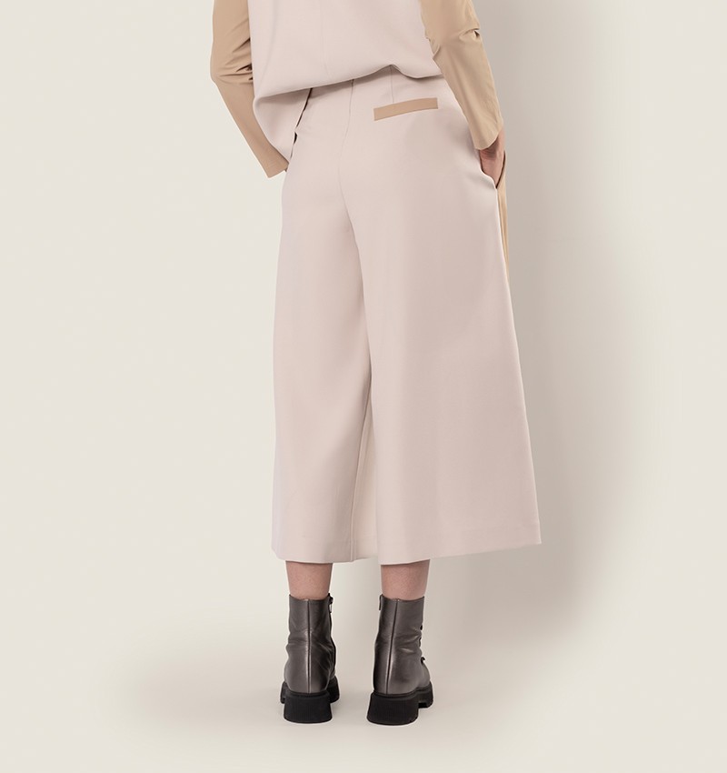 page-hellbraune-hose